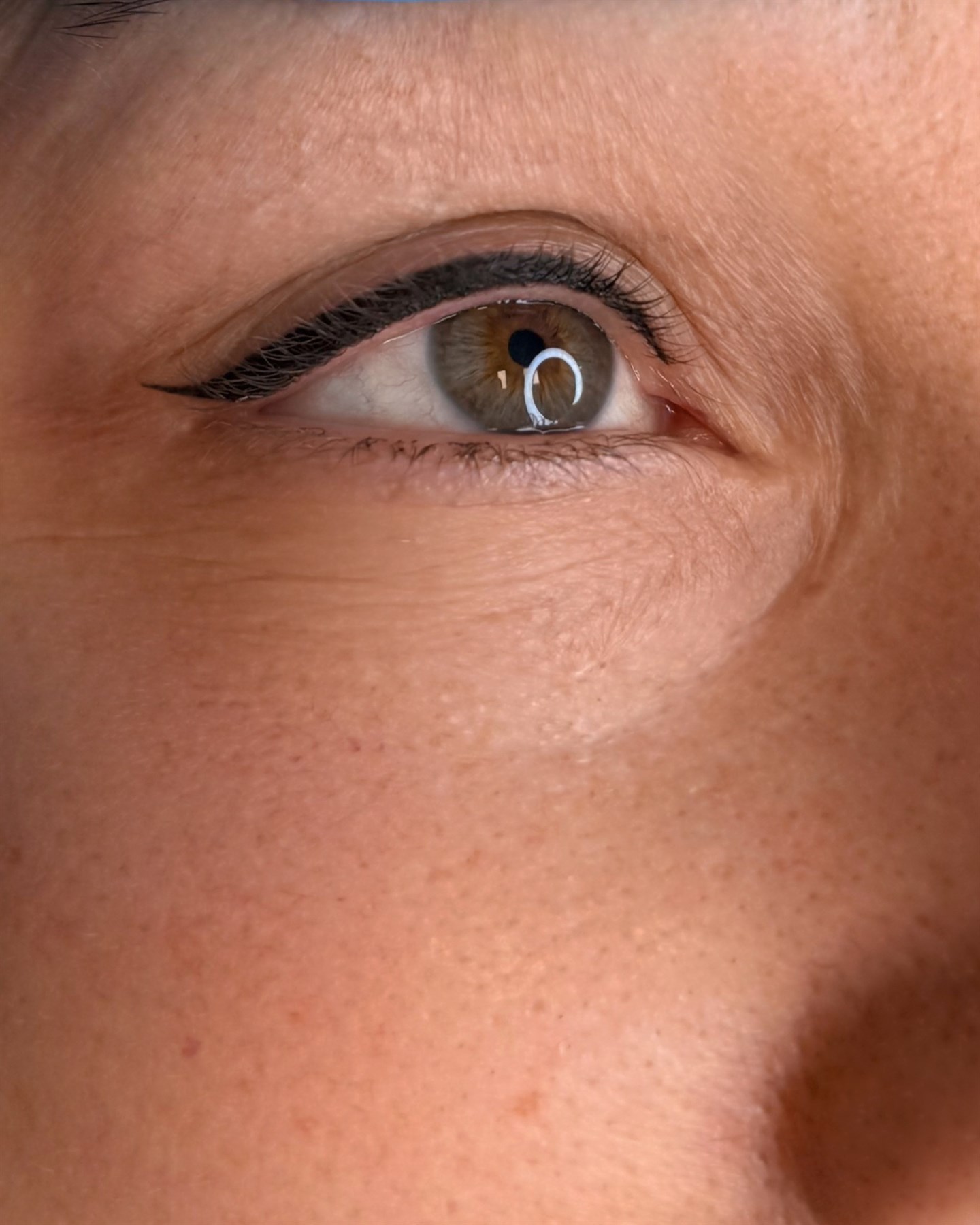 Eyeliner grafico — prima e dopo